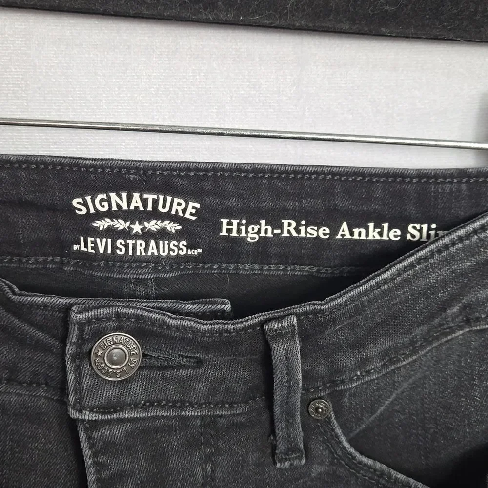 🖤5/$20🖤 SIGNATURE..LEVI STRAUSS.. High-rise, ankle, slim black jeans..